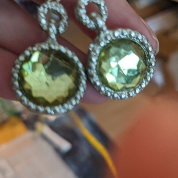 Vintage green crystal faceted earrings that look framed in crystals - Picture 6 of 7